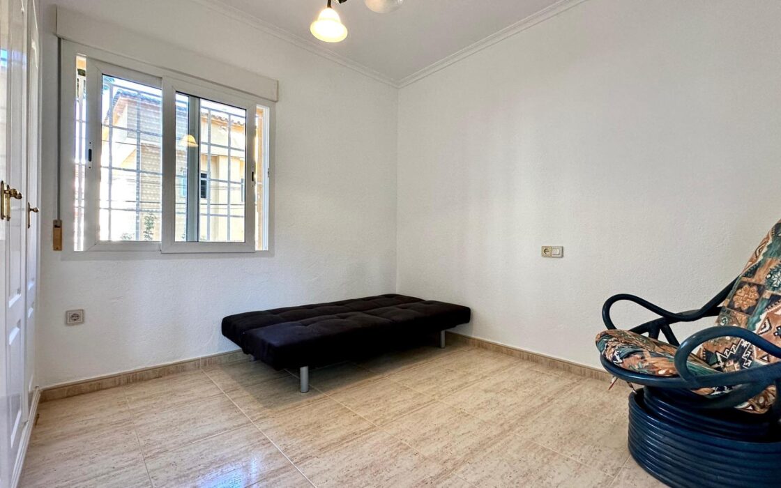 Вілла біля моря в Лас Ротас з садом та терасами 200 кв.м