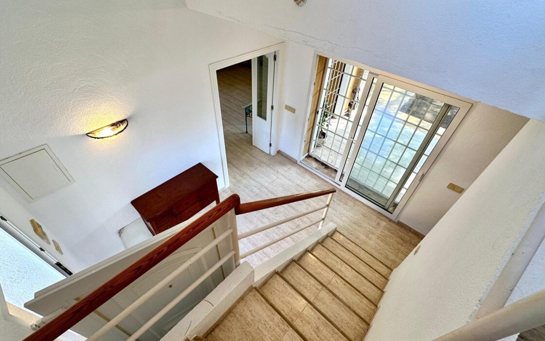 Вілла біля моря в Лас Ротас з садом та терасами 200 кв.м