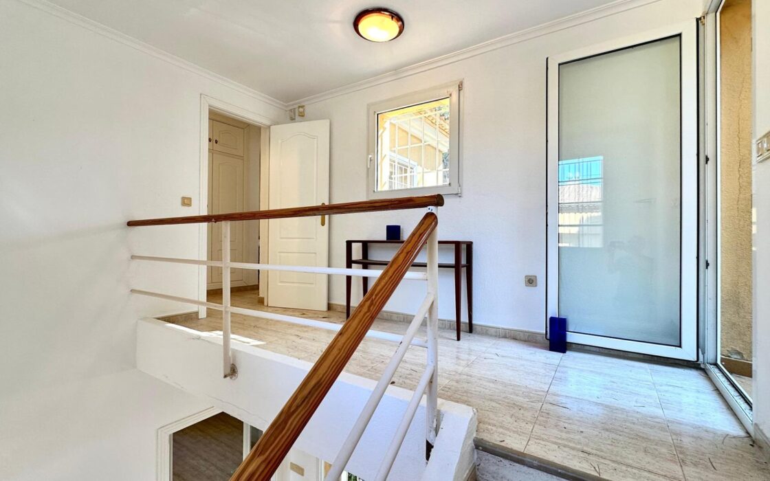 Вілла біля моря в Лас Ротас з садом та терасами 200 кв.м