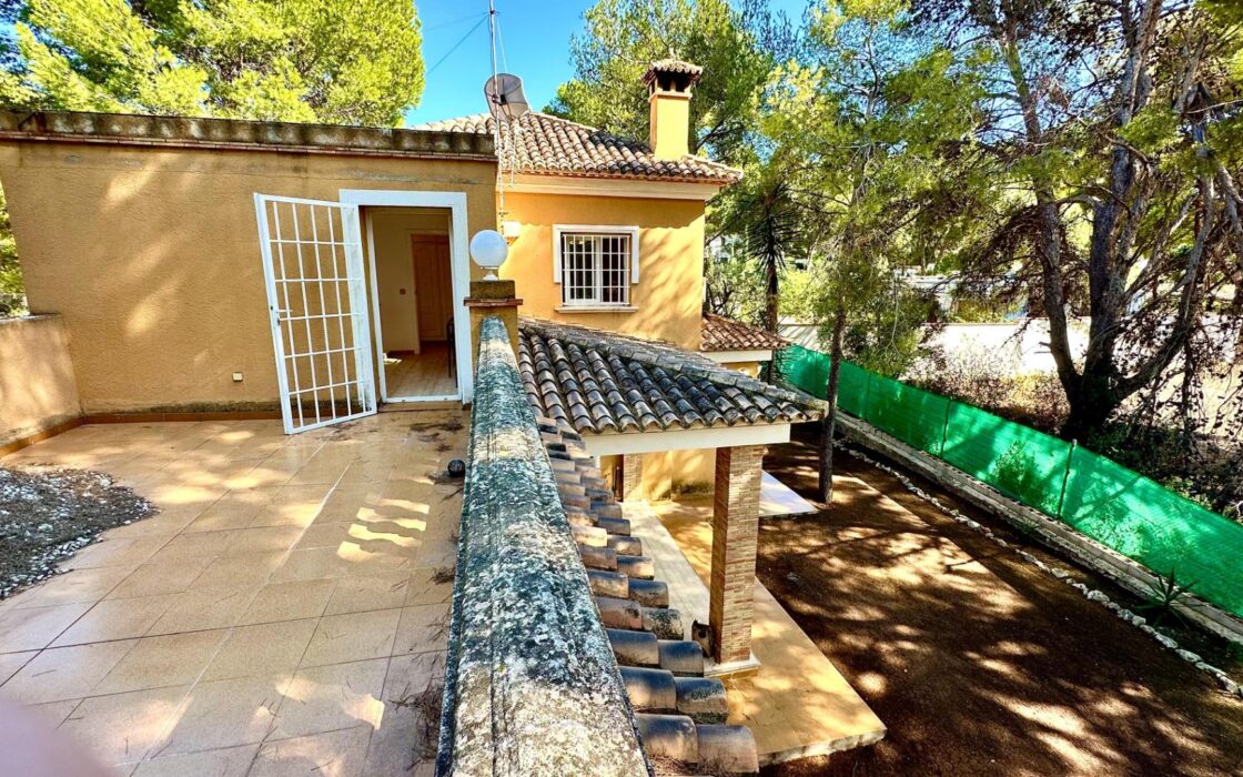 Вілла біля моря в Лас Ротас з садом та терасами 200 кв.м