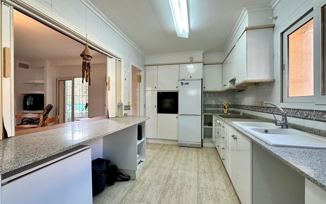 Вілла біля моря в Лас Ротас з садом та терасами 200 кв.м