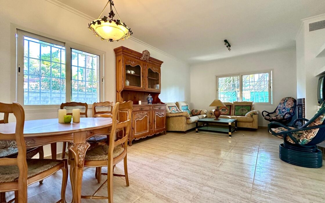 Вілла біля моря в Лас Ротас з садом та терасами 200 кв.м