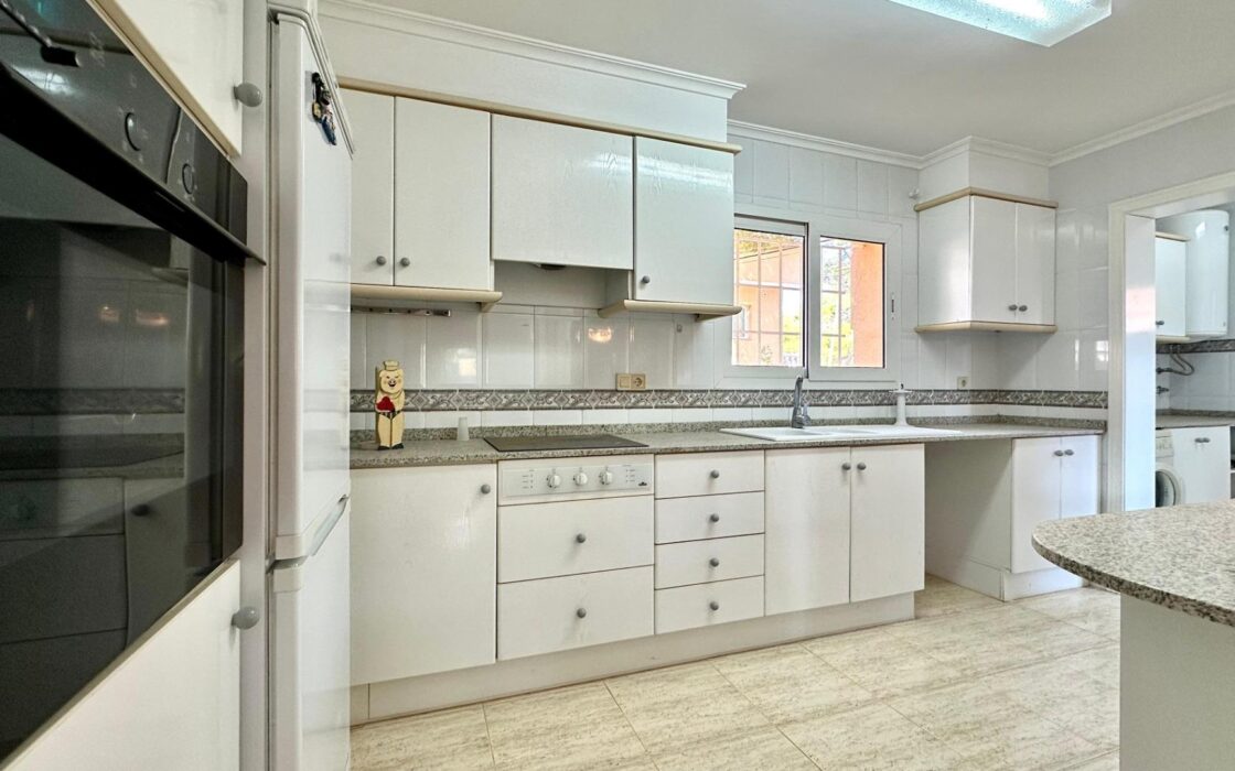 Вілла біля моря в Лас Ротас з садом та терасами 200 кв.м