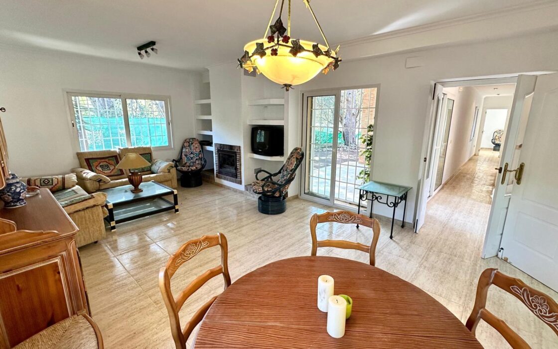 Вілла біля моря в Лас Ротас з садом та терасами 200 кв.м