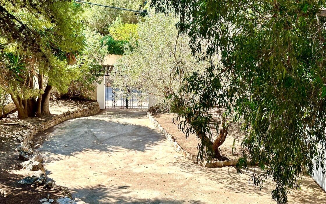 Вілла біля моря в Лас Ротас з садом та терасами 200 кв.м