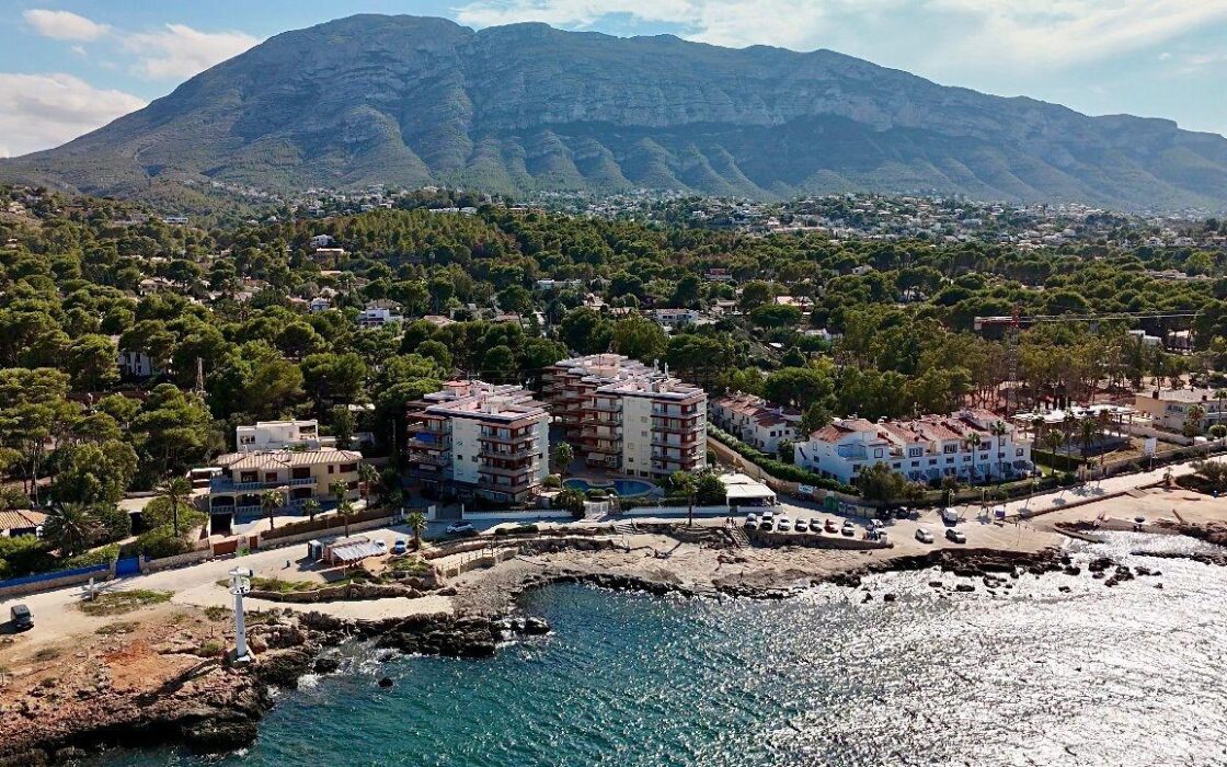 Вілла біля моря в Лас Ротас з садом та терасами 200 кв.м