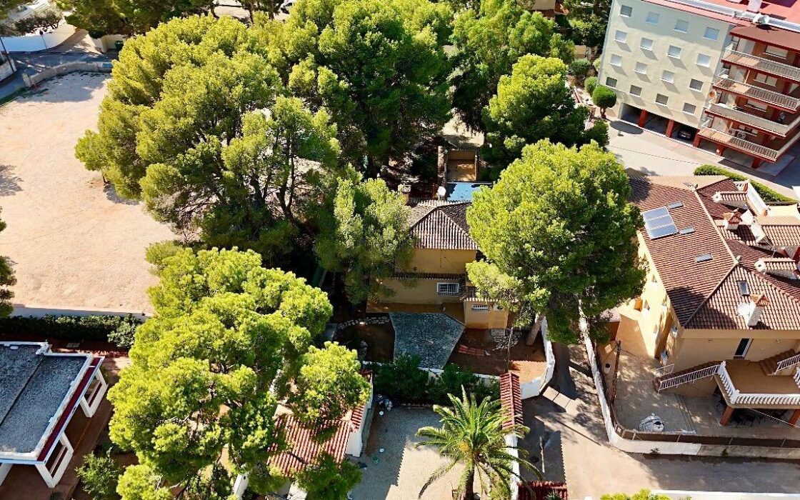 Вілла біля моря в Лас Ротас з садом та терасами 200 кв.м