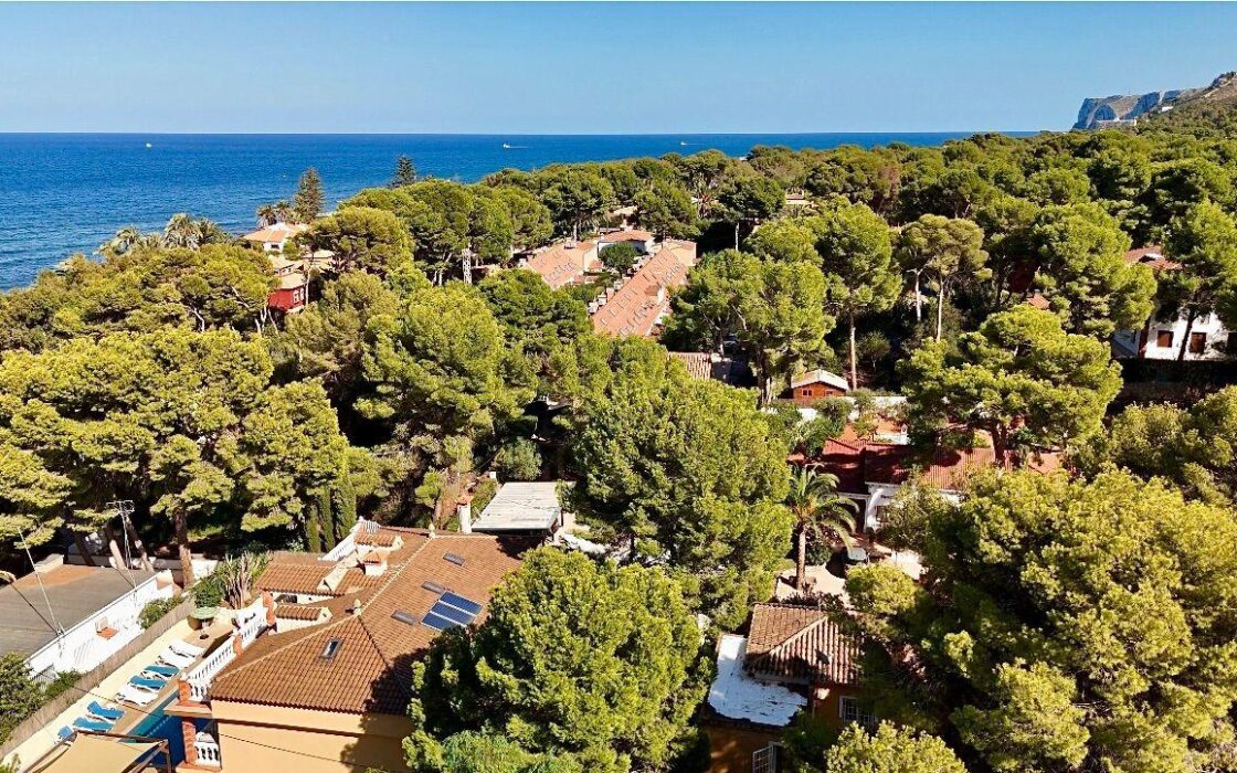 Вілла біля моря в Лас Ротас з садом та терасами 200 кв.м