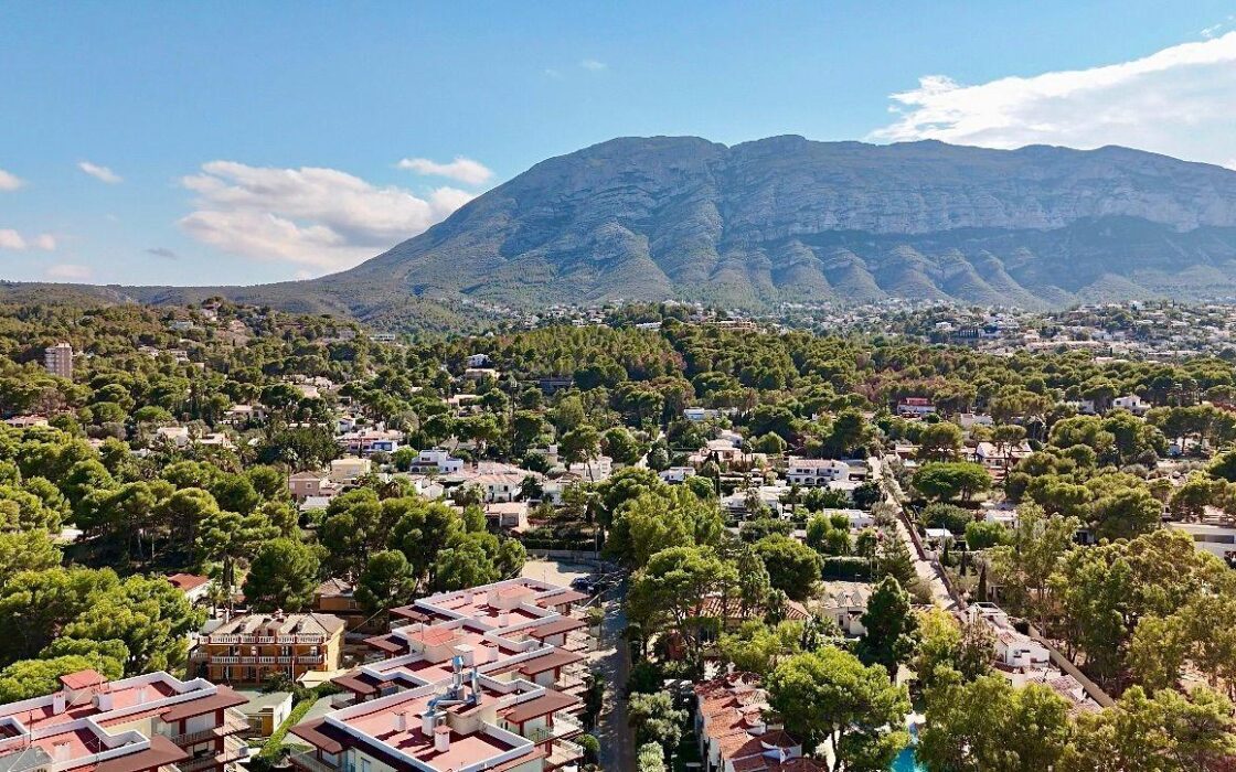 Вілла біля моря в Лас Ротас з садом та терасами 200 кв.м