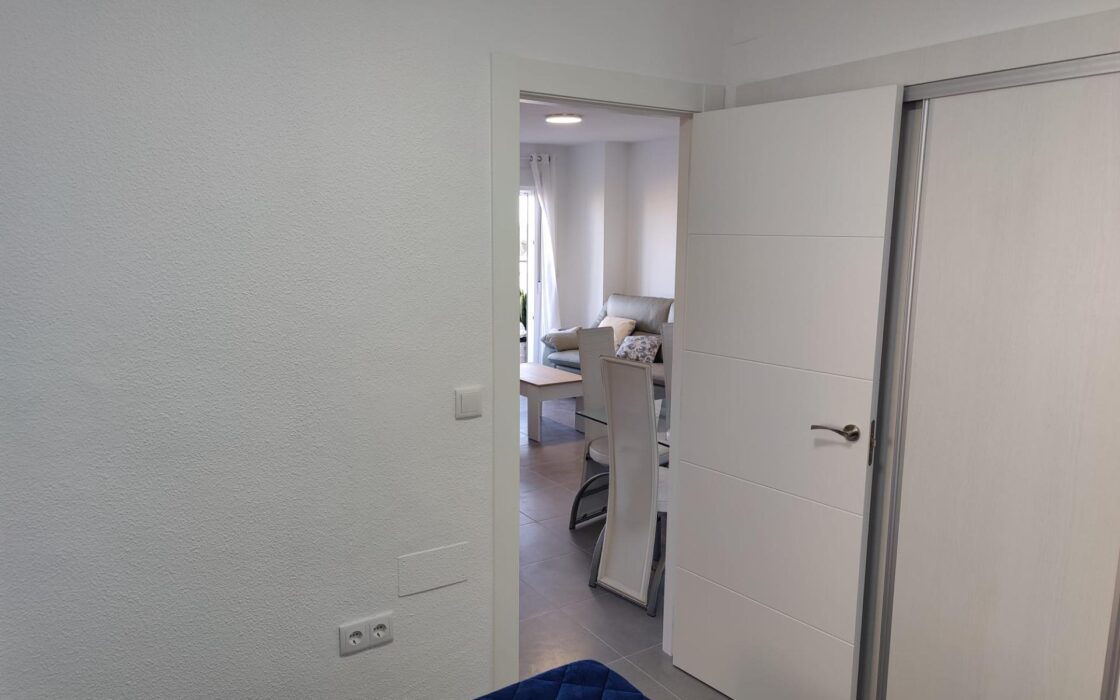 Квартира с 2 спальнями в Пунта Прима у моря с террасой