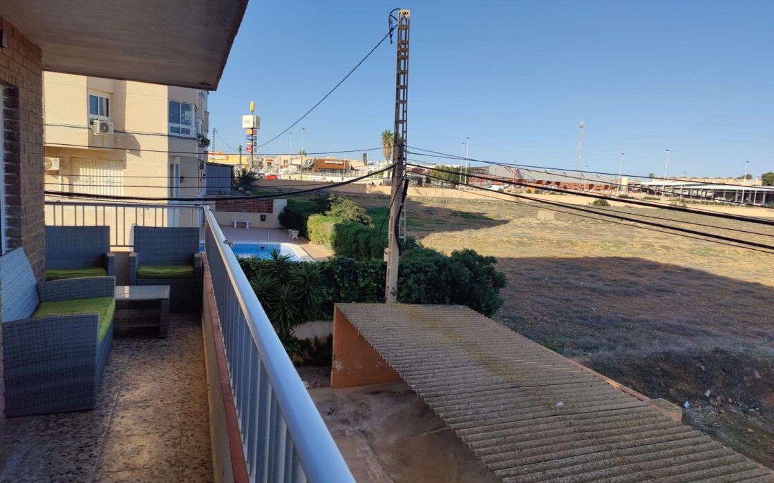 Квартира с 2 спальнями в Пунта Прима у моря с террасой