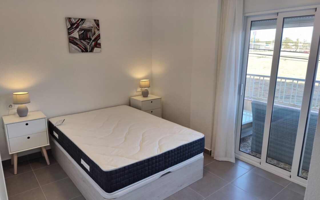 Квартира с 2 спальнями в Пунта Прима у моря с террасой