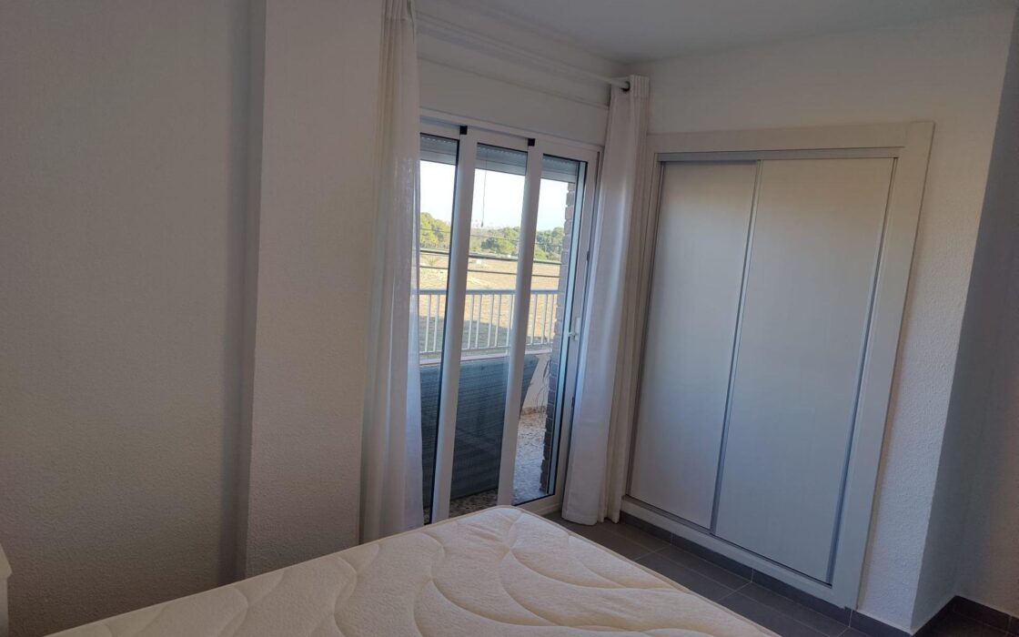 Квартира с 2 спальнями в Пунта Прима у моря с террасой