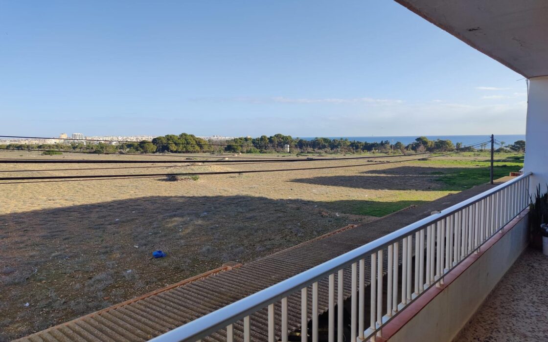 Квартира с 2 спальнями в Пунта Прима у моря с террасой