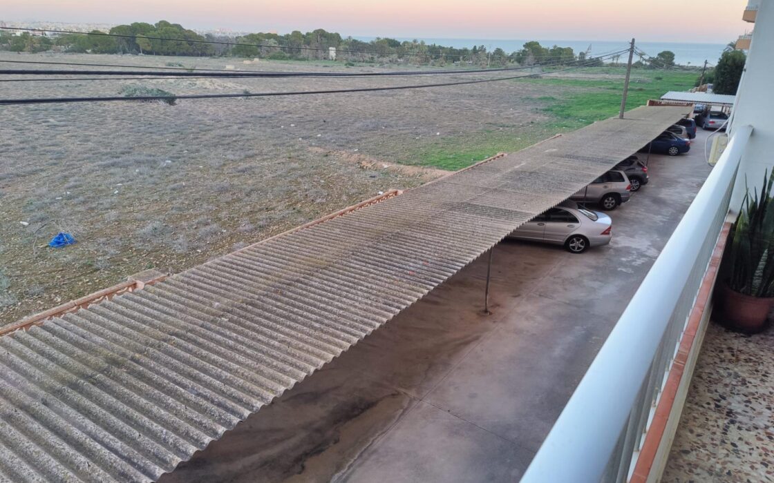 Квартира с 2 спальнями в Пунта Прима у моря с террасой