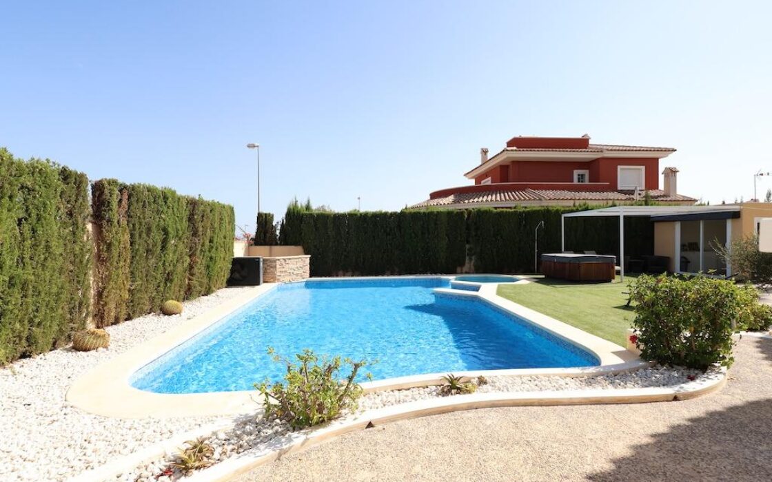 Будинок у Сьюдад Кесада 358 кв.м з терасою та барбекю