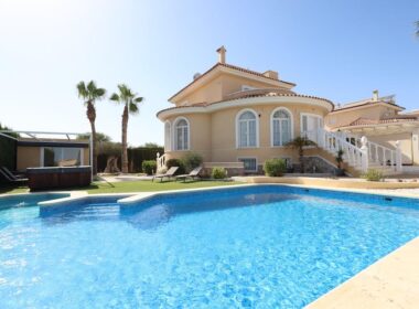 Будинок у Сьюдад Кесада 358 кв.м з терасою та барбекю