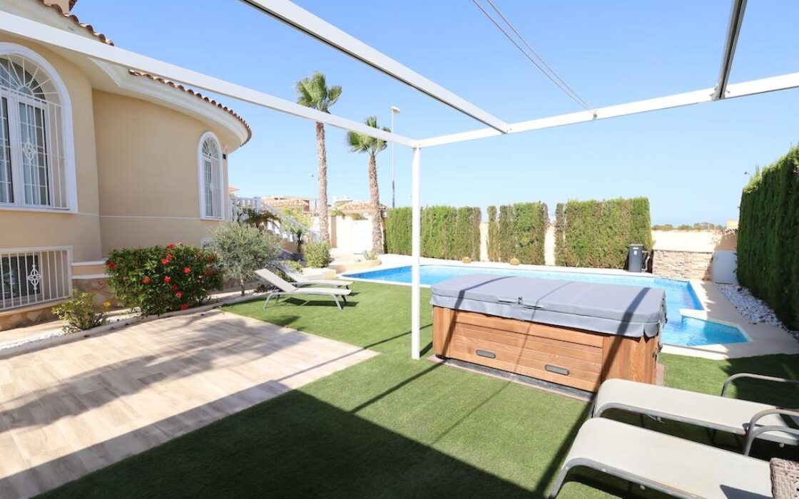 Будинок у Сьюдад Кесада 358 кв.м з терасою та барбекю