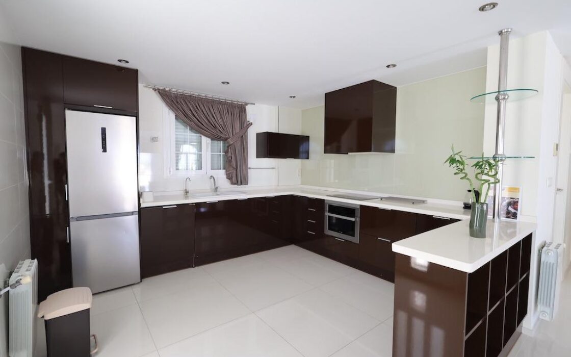 Будинок у Сьюдад Кесада 358 кв.м з терасою та барбекю