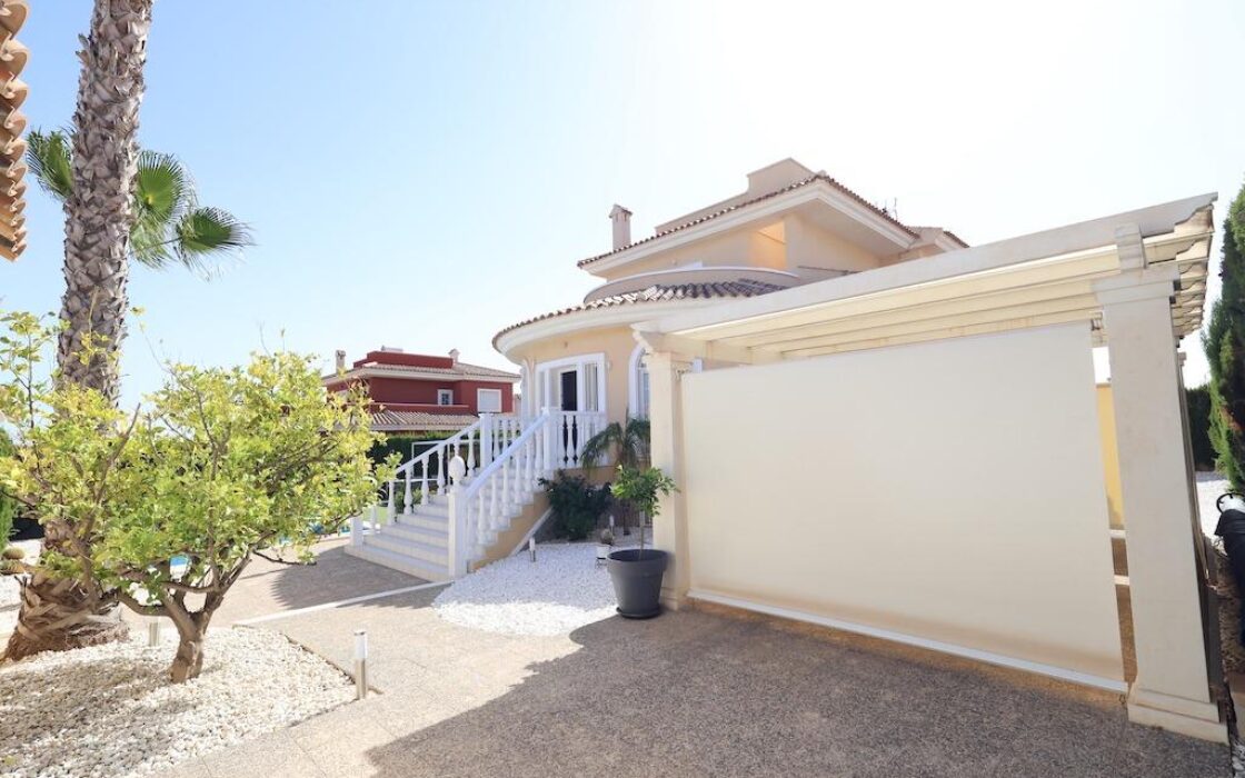 Будинок у Сьюдад Кесада 358 кв.м з терасою та барбекю