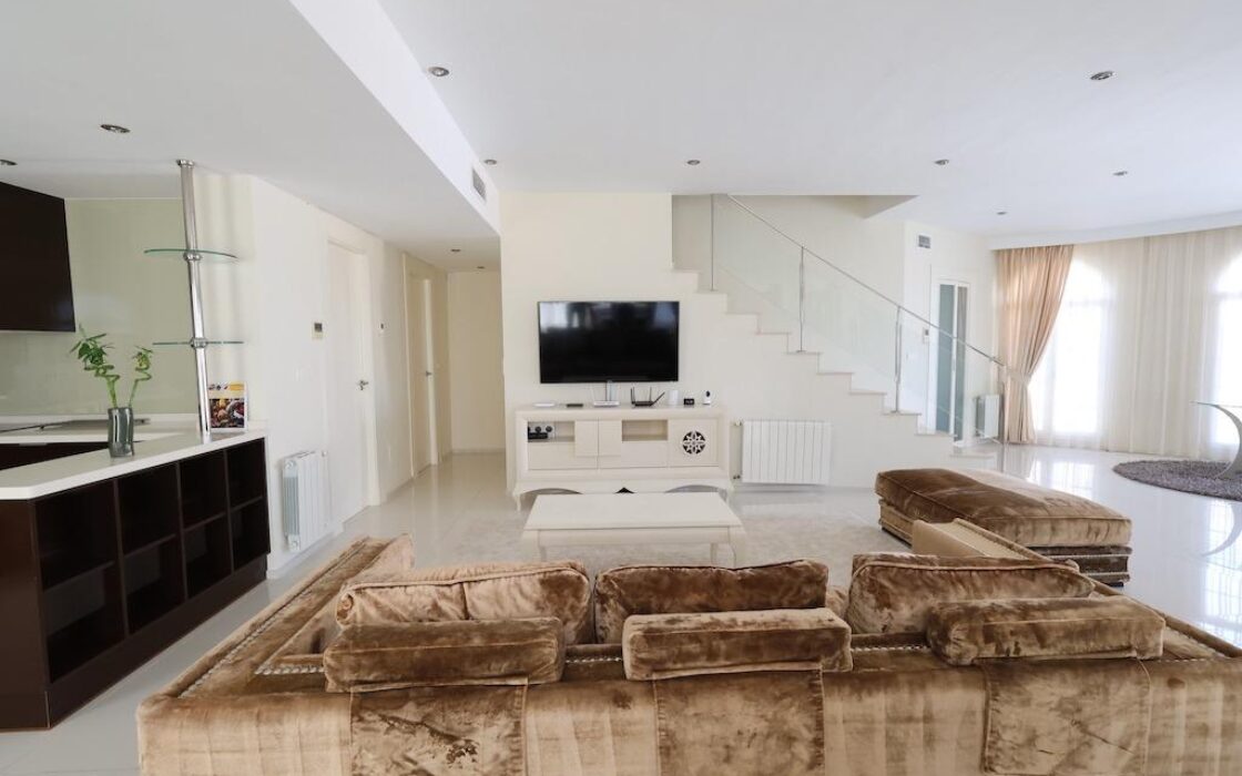 Будинок у Сьюдад Кесада 358 кв.м з терасою та барбекю