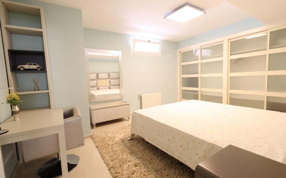 Будинок у Сьюдад Кесада 358 кв.м з терасою та барбекю