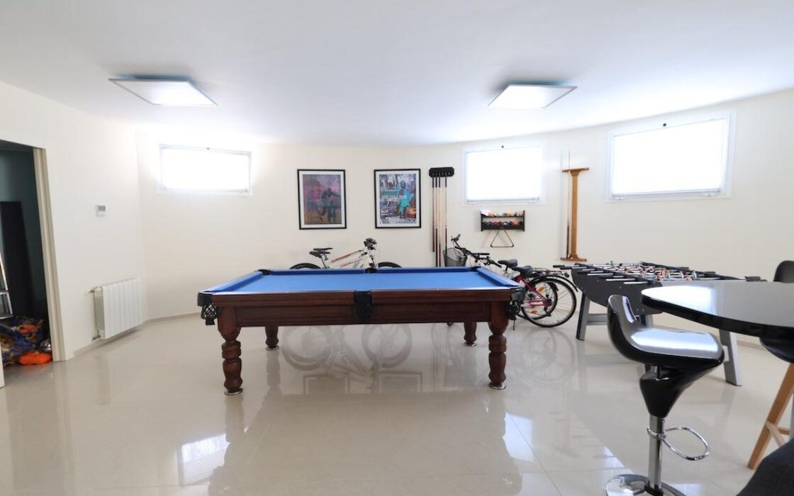 Будинок у Сьюдад Кесада 358 кв.м з терасою та барбекю