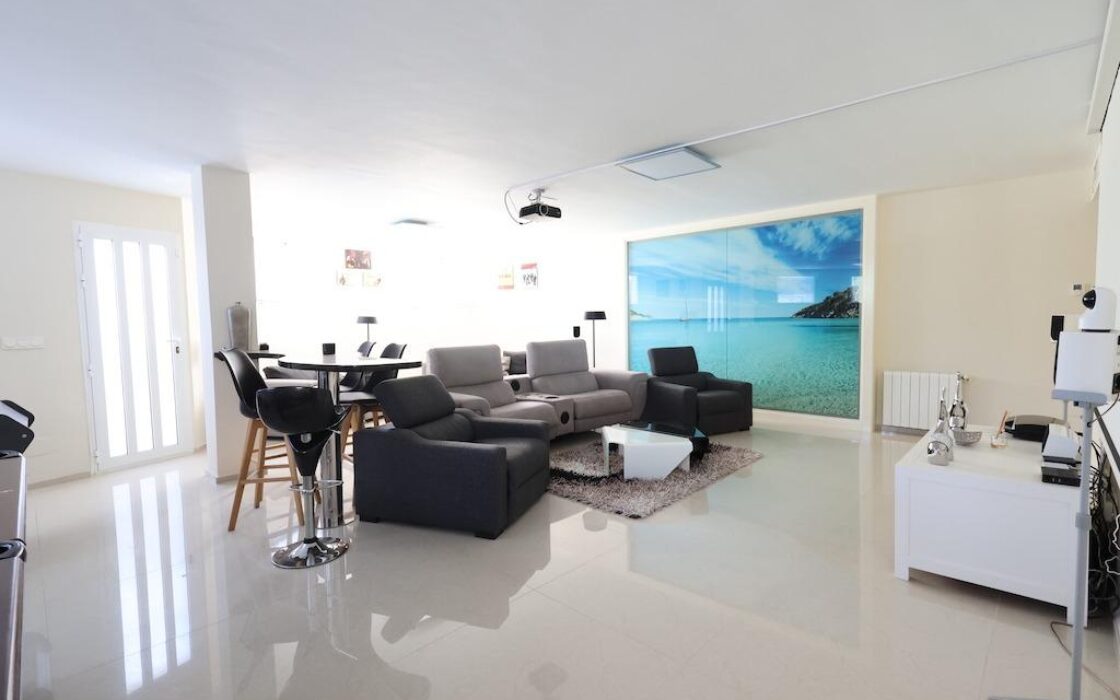 Будинок у Сьюдад Кесада 358 кв.м з терасою та барбекю