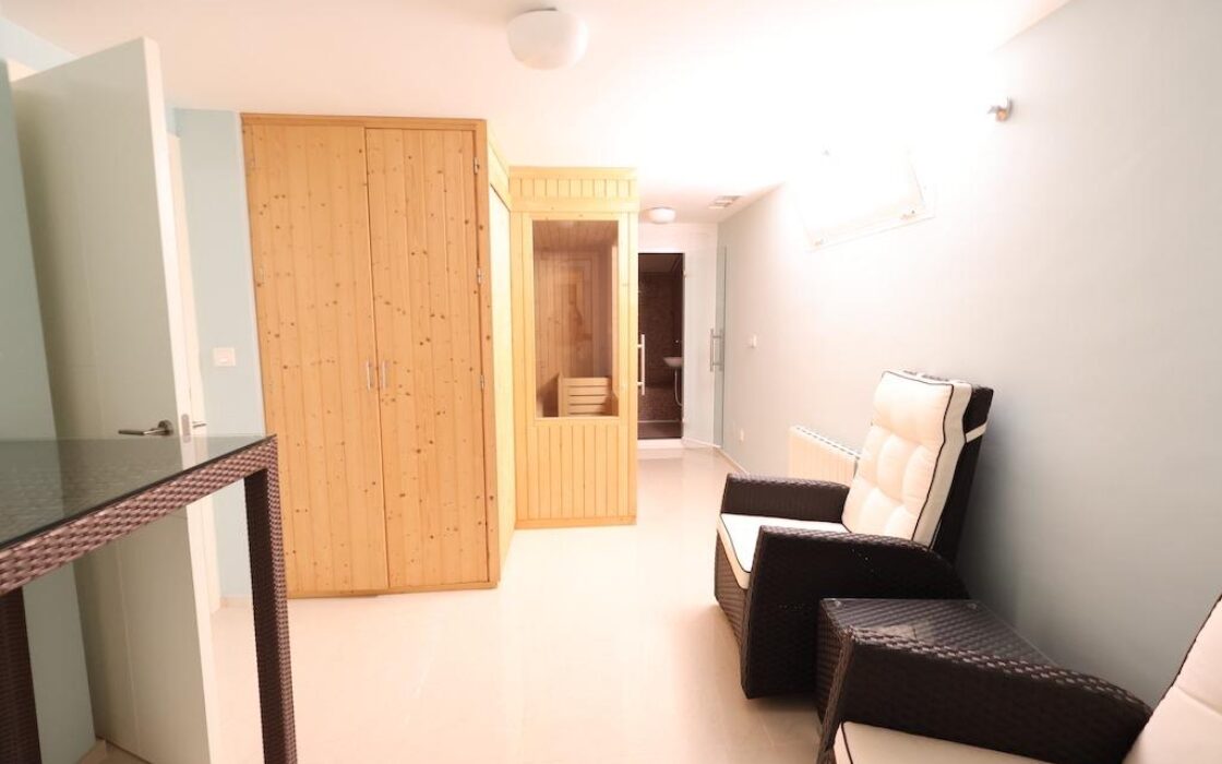 Будинок у Сьюдад Кесада 358 кв.м з терасою та барбекю