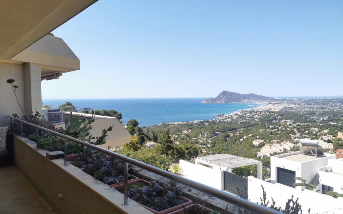 Простора квартира в Альтеа Хіллс з терасою та видом на море