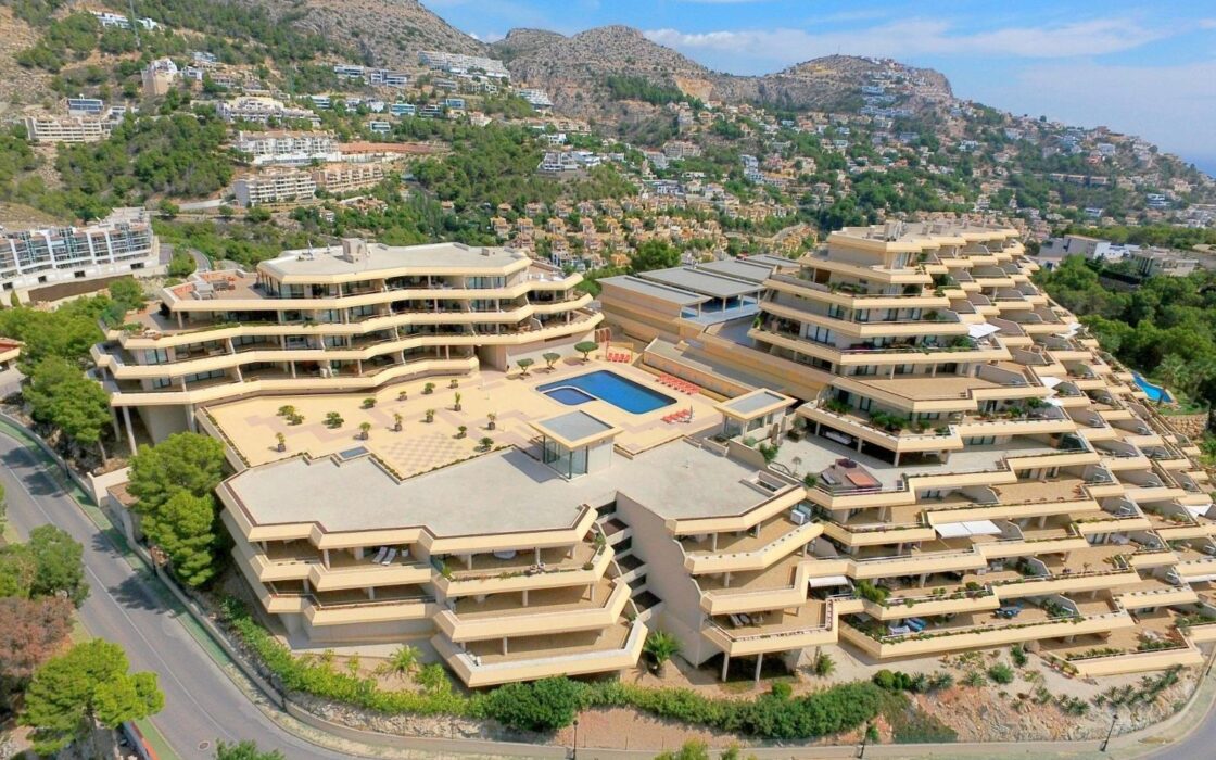 Простора квартира в Альтеа Хіллс з терасою та видом на море