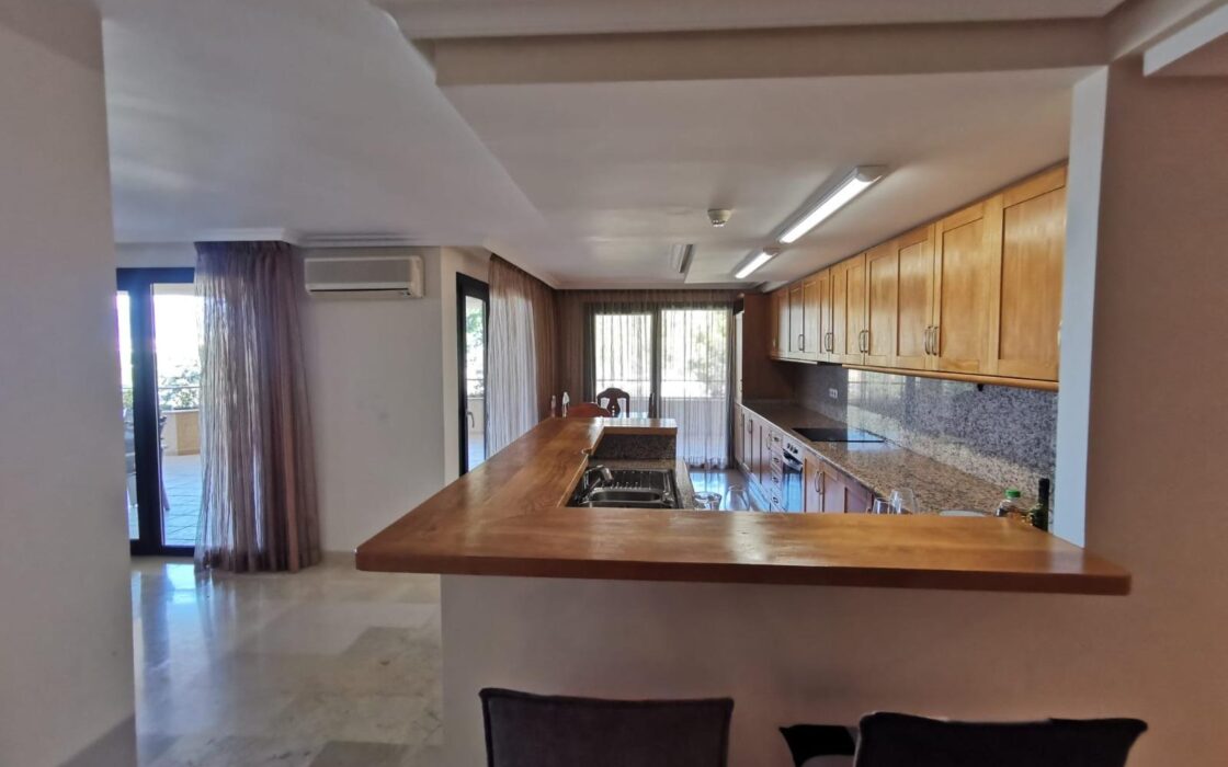 Простора квартира в Альтеа Хіллс з терасою та видом на море