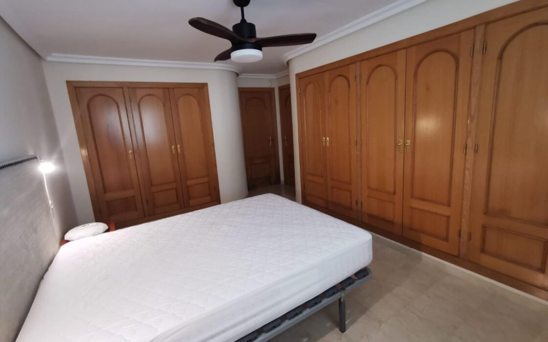 Простора квартира в Альтеа Хіллс з терасою та видом на море