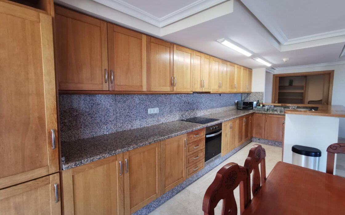 Простора квартира в Альтеа Хіллс з терасою та видом на море