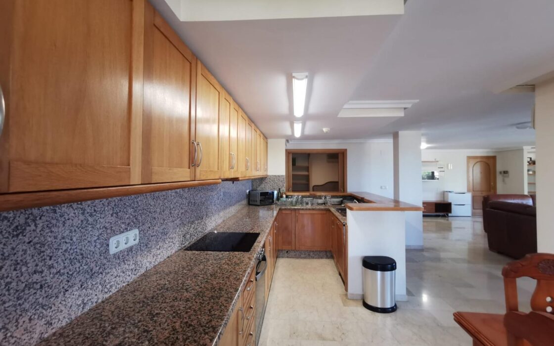 Простора квартира в Альтеа Хіллс з терасою та видом на море