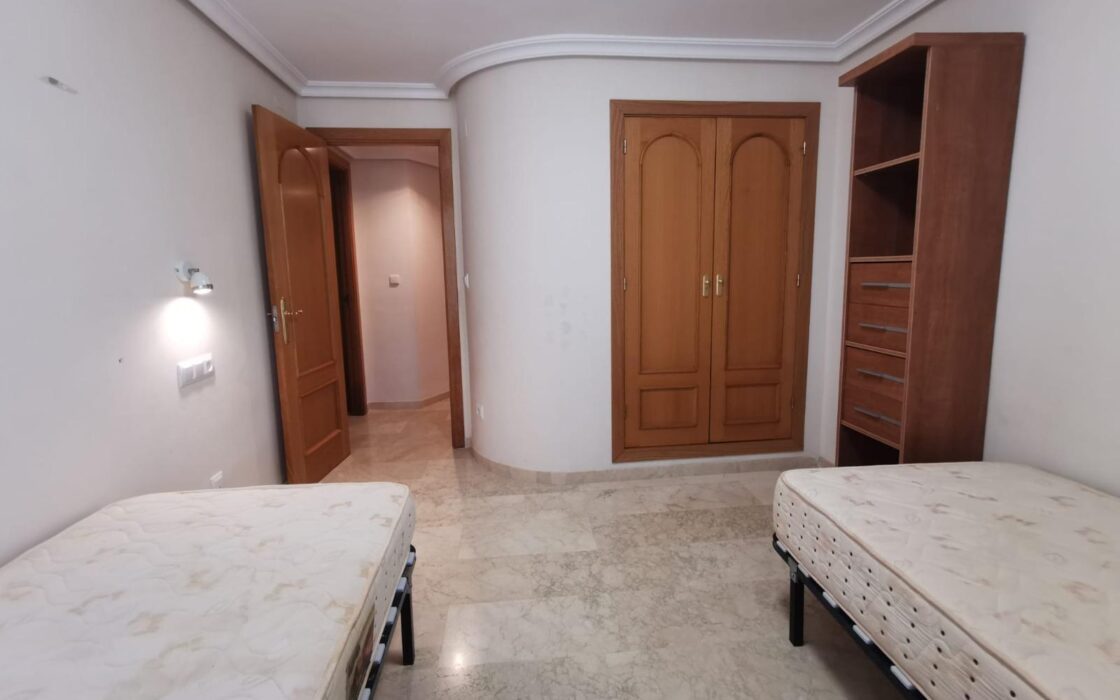 Простора квартира в Альтеа Хіллс з терасою та видом на море