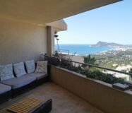 Простора квартира в Альтеа Хіллс з терасою та видом на море