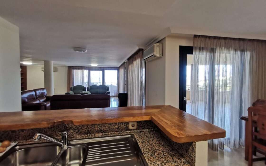 Простора квартира в Альтеа Хіллс з терасою та видом на море