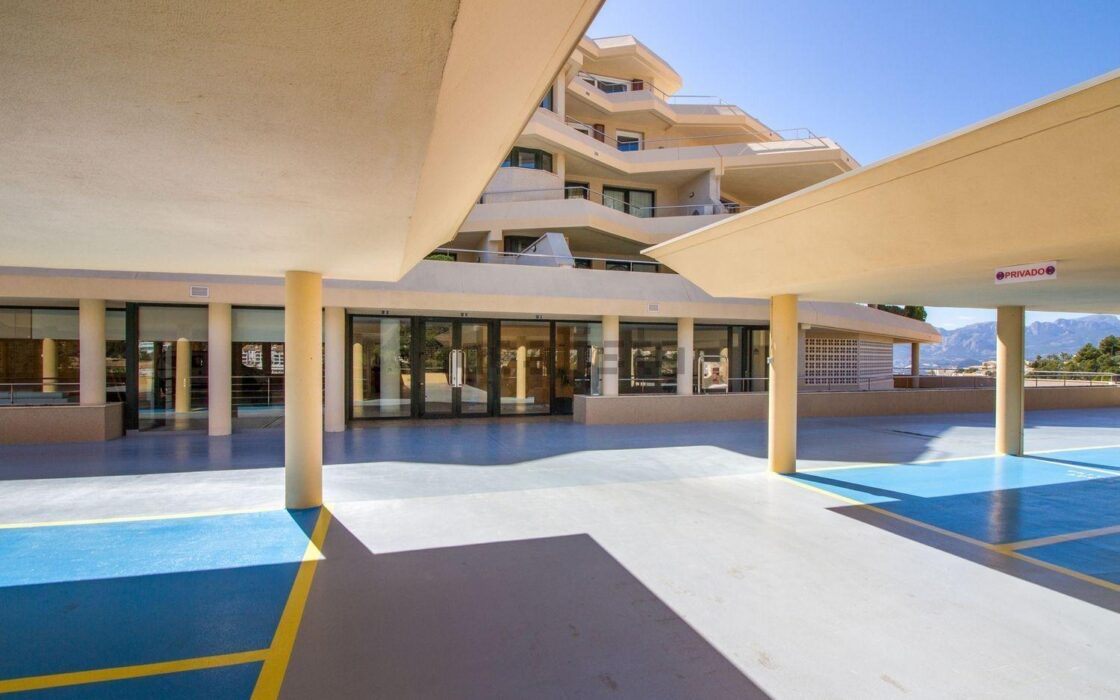 Простора квартира в Альтеа Хіллс з терасою та видом на море