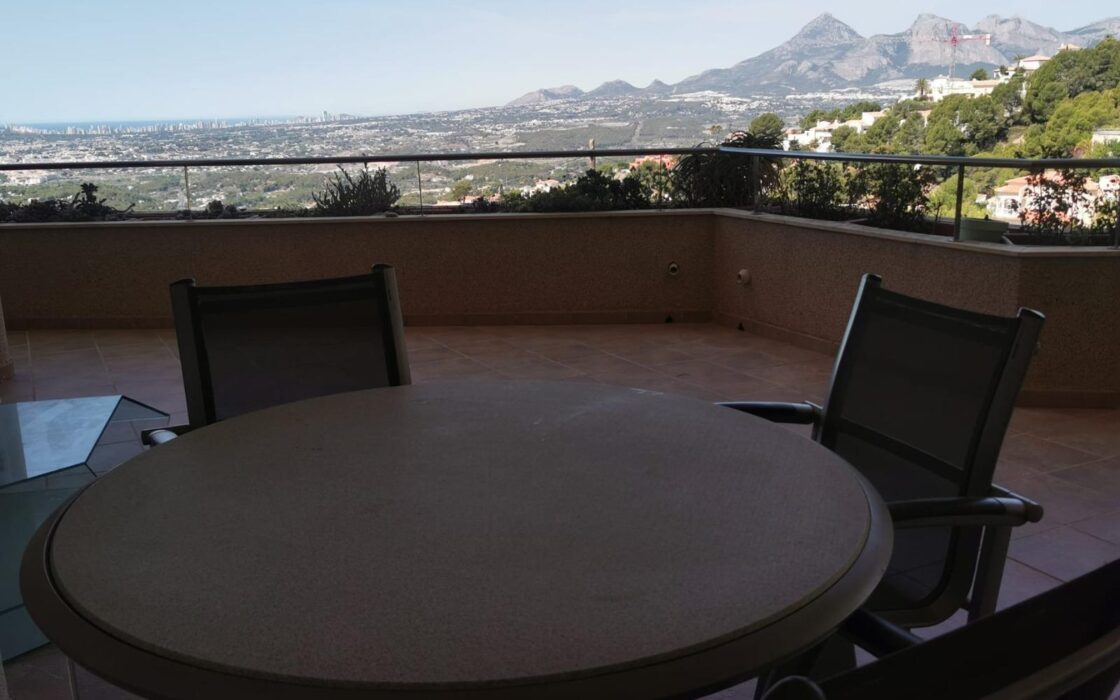 Простора квартира в Альтеа Хіллс з терасою та видом на море