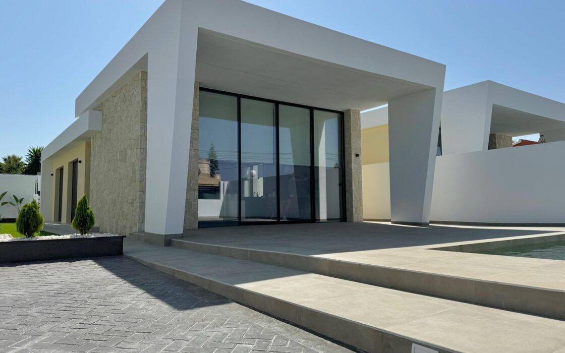 Вилла в Торревьехе 125 кв.м с террасой у моря