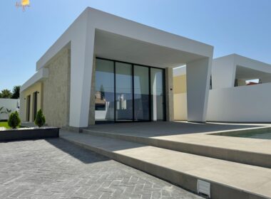 Вилла в Торревьехе 125 кв.м с террасой у моря