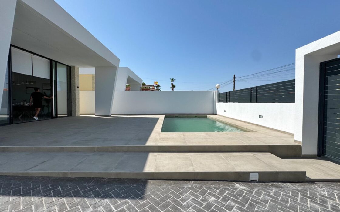 Вилла в Торревьехе 125 кв.м с террасой у моря