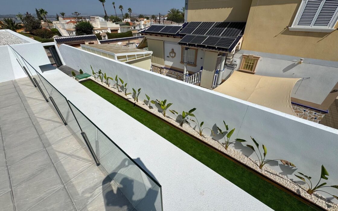 Вилла в Торревьехе 125 кв.м с террасой у моря