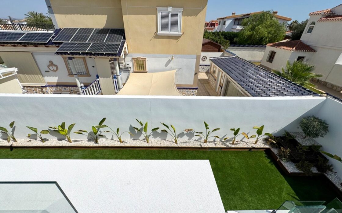 Вилла в Торревьехе 125 кв.м с террасой у моря