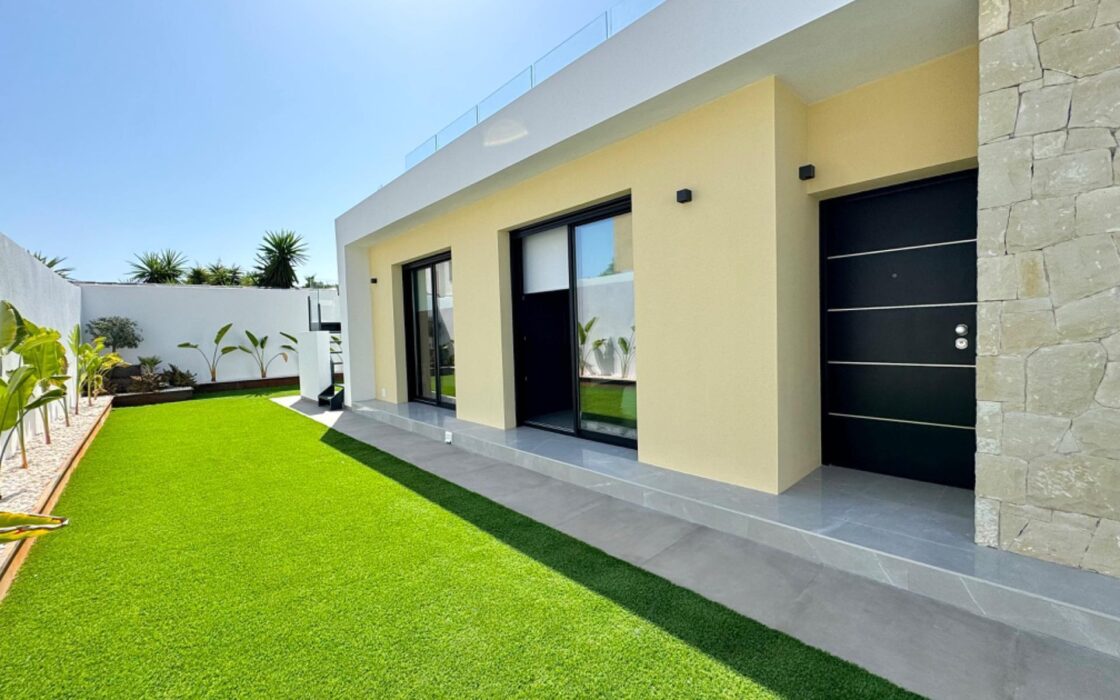 Вилла в Торревьехе 125 кв.м с террасой у моря