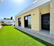 Вилла в Торревьехе 125 кв.м с террасой у моря