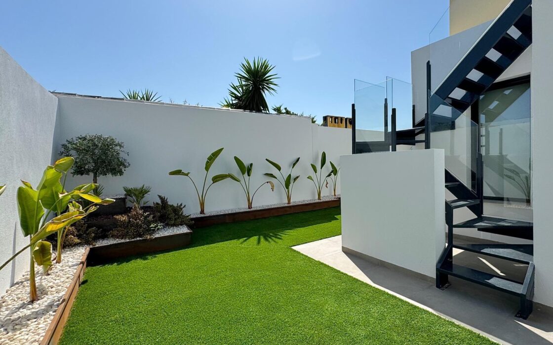 Вилла в Торревьехе 125 кв.м с террасой у моря