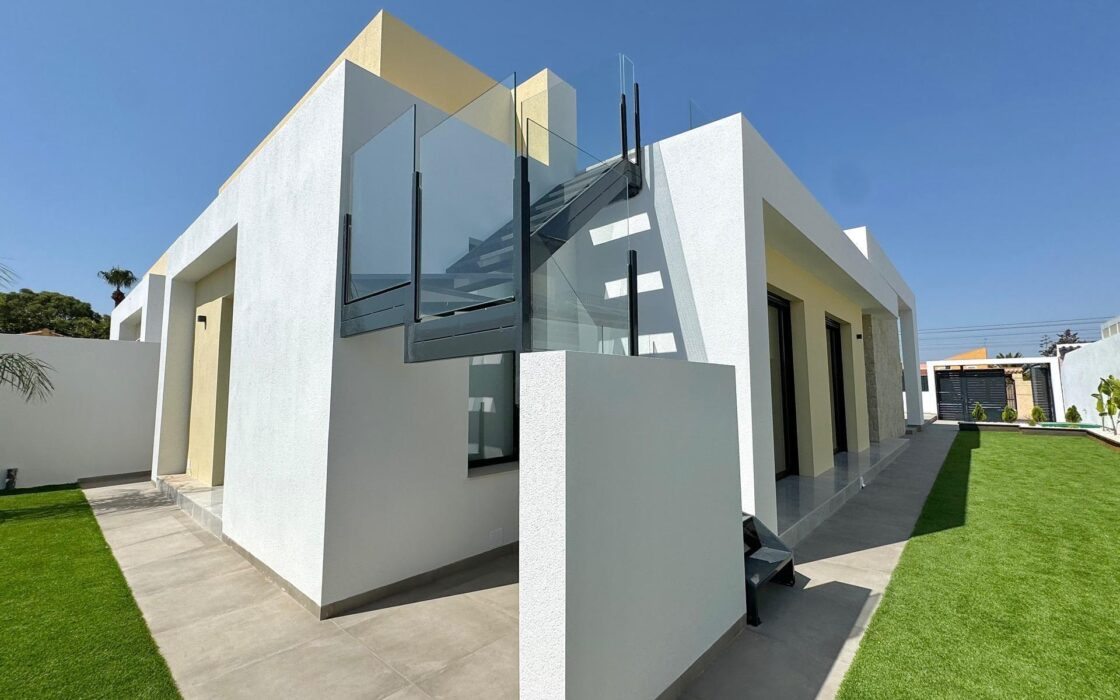 Вилла в Торревьехе 125 кв.м с террасой у моря