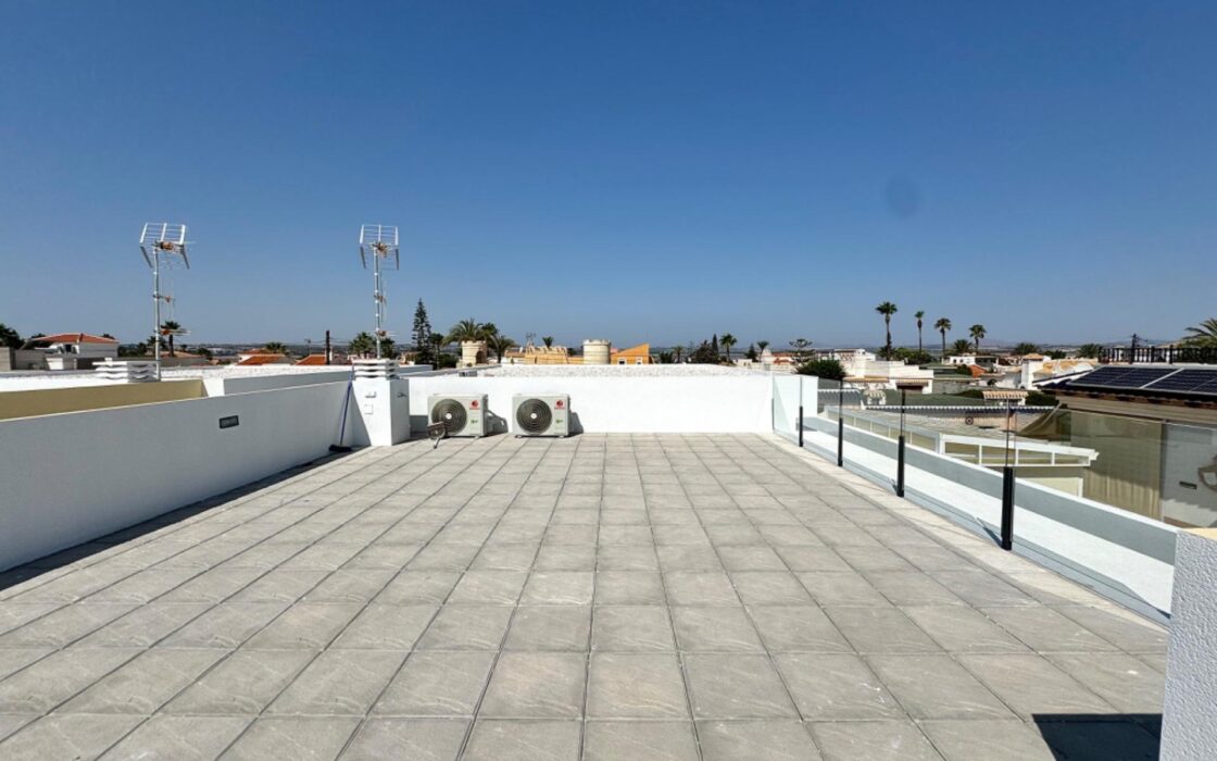 Вилла в Торревьехе 125 кв.м с террасой у моря